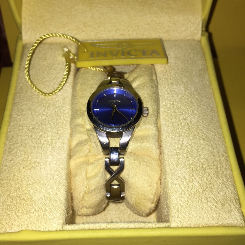 Ladies Invicta watch EUC ♥️ blue face